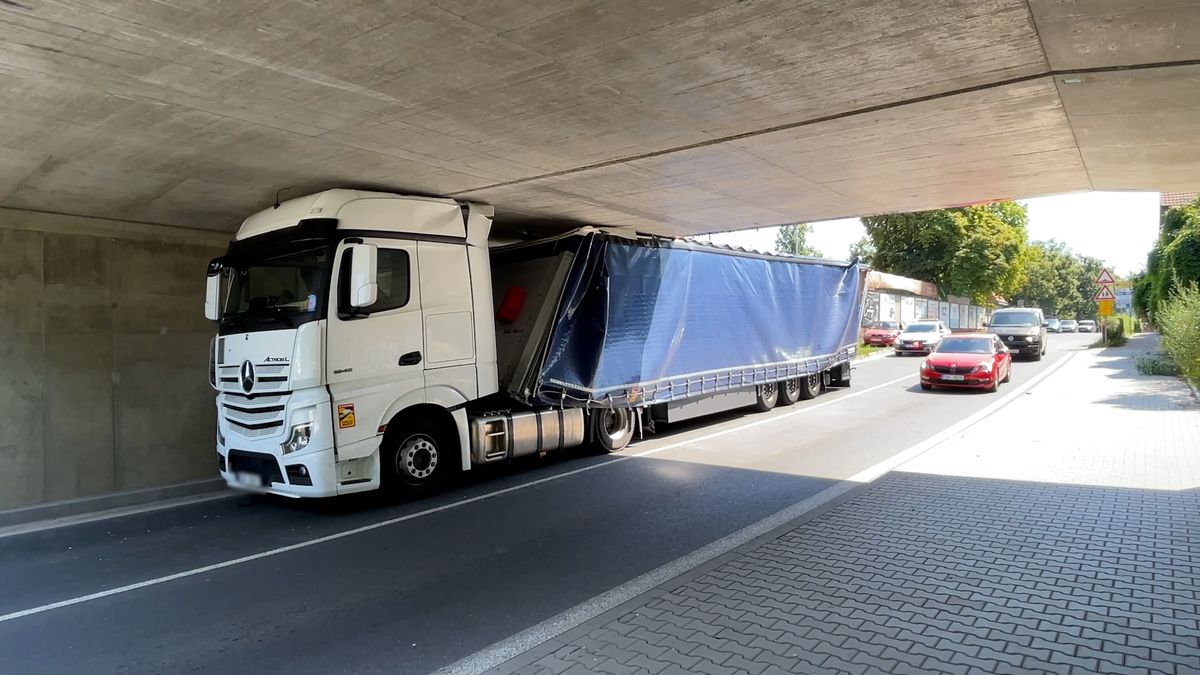 Kamion se v Praze zasekl pod mostem